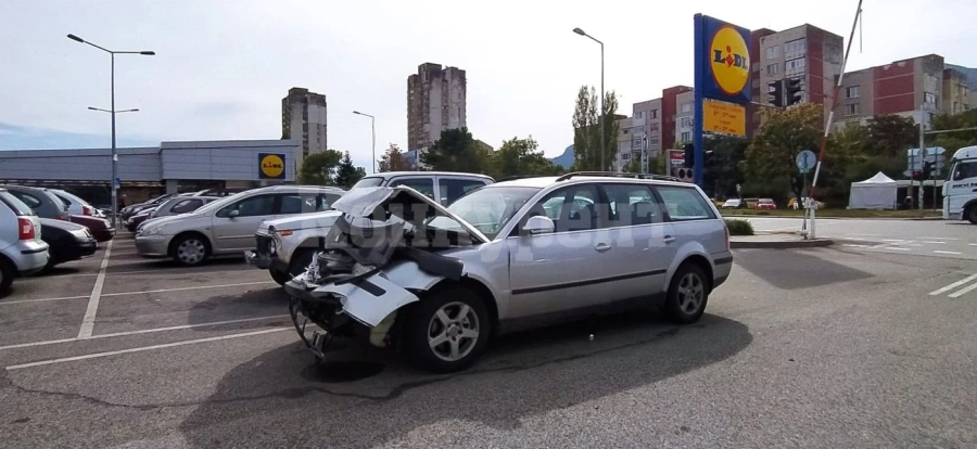 Пиян шофьор причини зрелищно меле във Враца СНИМКИ