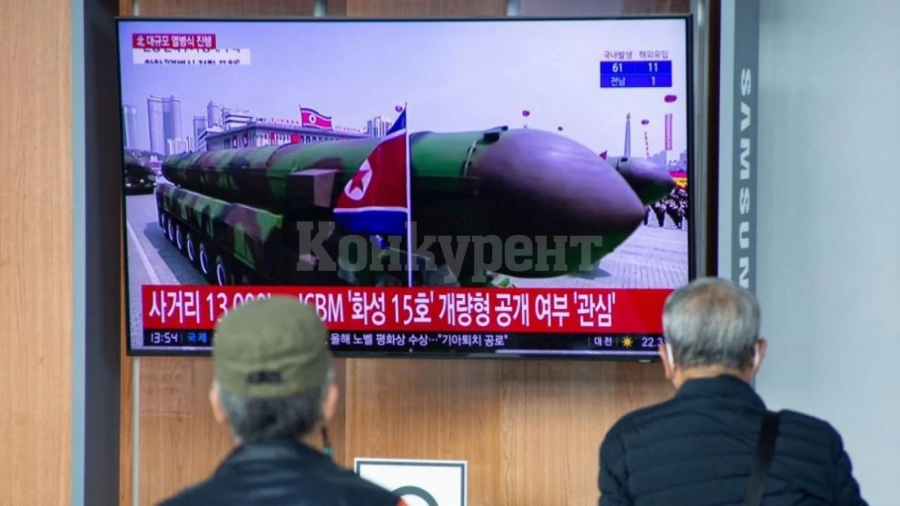Северна Корея стряска с огромна ракета на военен парад