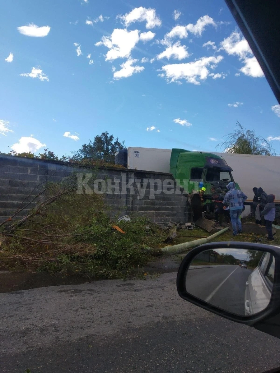 Камион влезе в двора на къща в село Медовница, в която имало деца
