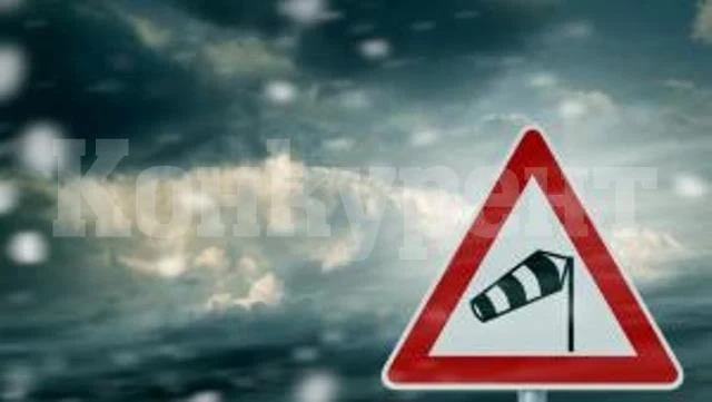 Бурен вятър отнесе покривите на две къщи в Смолян (ВИДЕО)