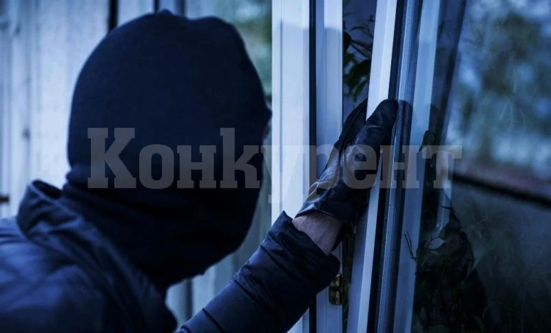 Спипаха двама 18-годишни, откраднали 10 въдици и други вещи