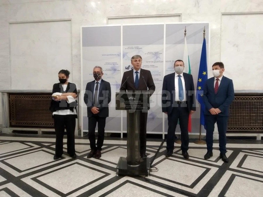 С 96 подписа на ДПС и БСП е внесено искането за оставката на Караянчева