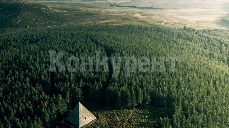 Скръбната пирамида, която английската кралица крие в имението си