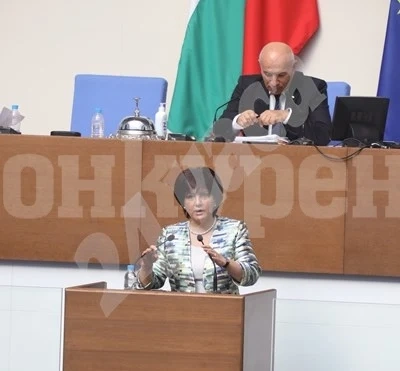 Оставката отхвърлена! Караянчева остава председател на парламента