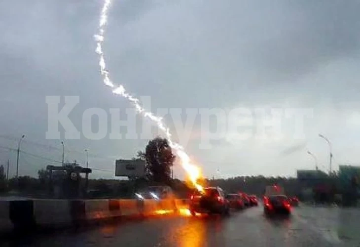 Ето какво се случва с колите, ако ги удари мълния ВИДЕО
