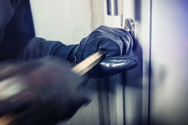 Посред бял ден задигнаха 4 бона и злато от апартамент в Монтана
