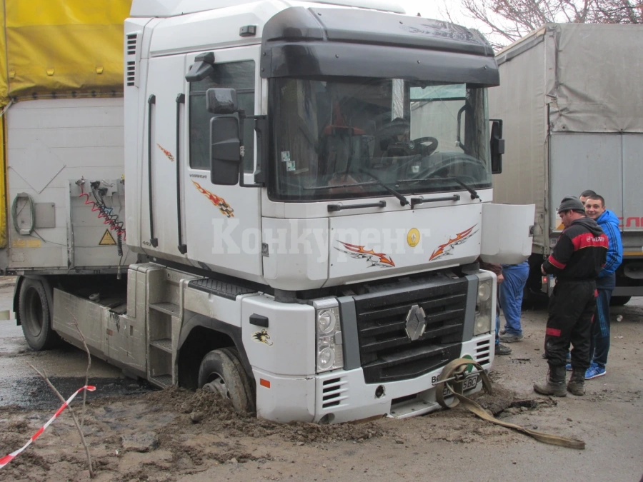 Словенски ТИР затъна край бензиностанция на Е-79