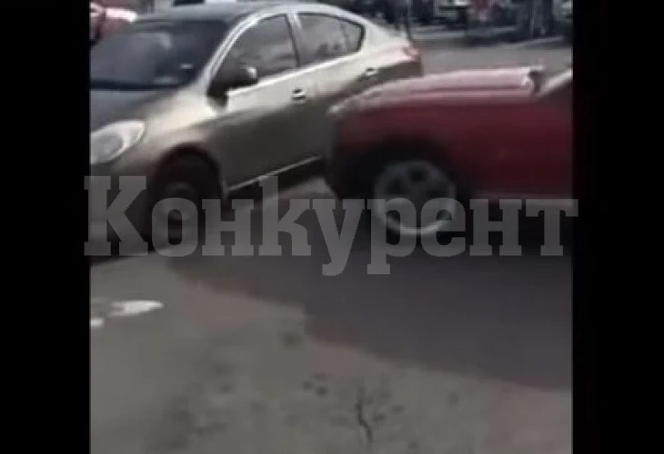 Екшън на паркинг: Разгневен шофьор взе на таран друга кола ВИДЕО