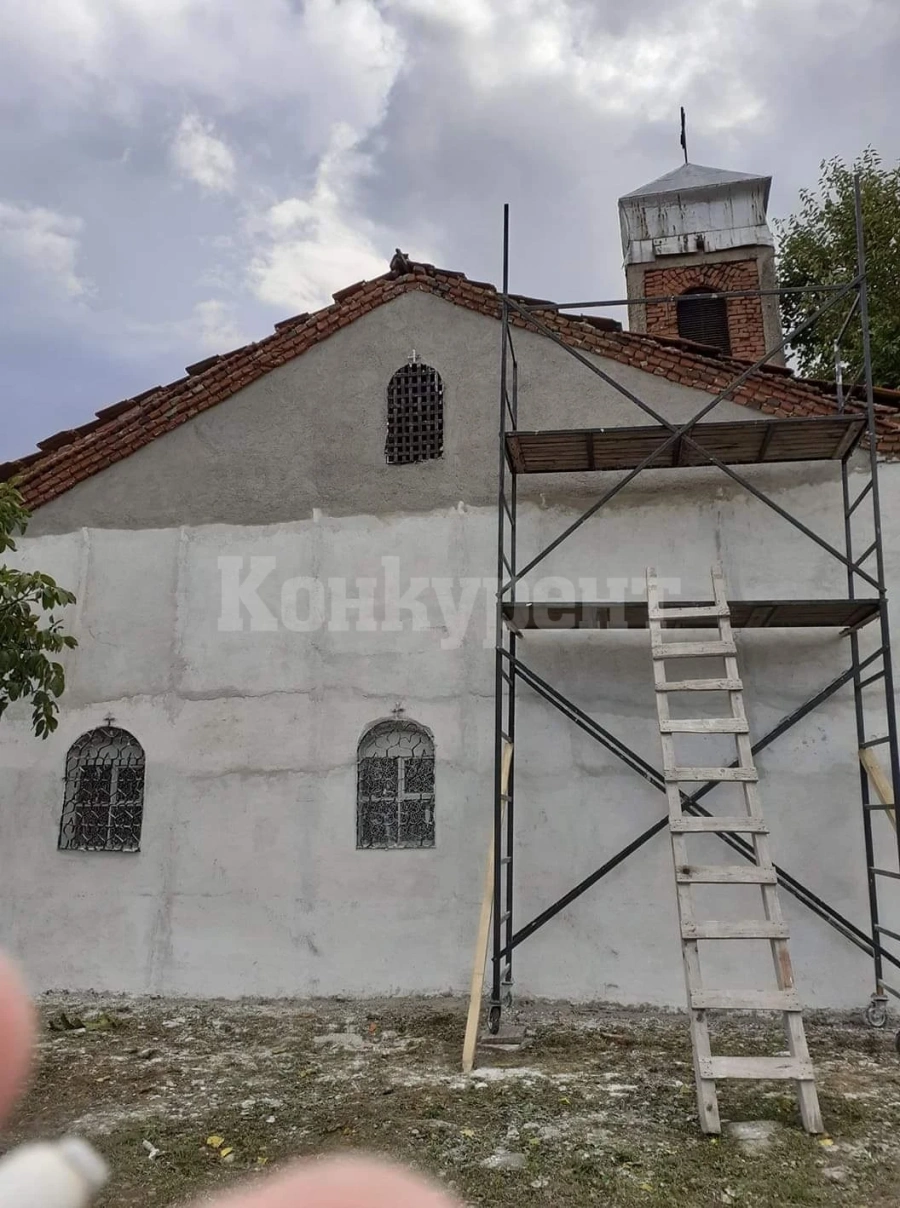 В Ружинци продължава ремонта на църквата