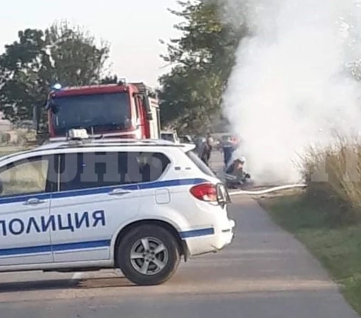 BMW се запали в движение, затвориха пътя... СНИМКИ