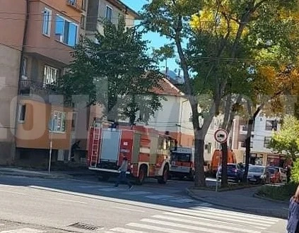Спасители изнесоха жена от дома й СНИМКИ