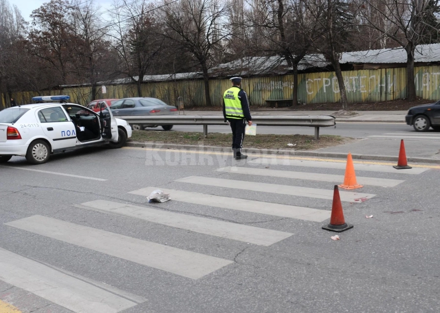 „Ауди“ отнесе две жени и дете на пешеходна пътека във Враца