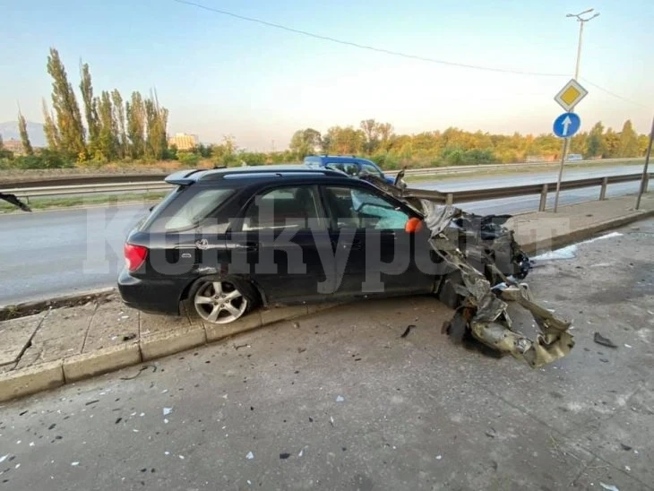 Зверски удар между две коли край Смолян, има пострадали