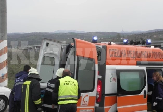 Двама са в болница след тежка катастрофа между „Мазда“ и камион