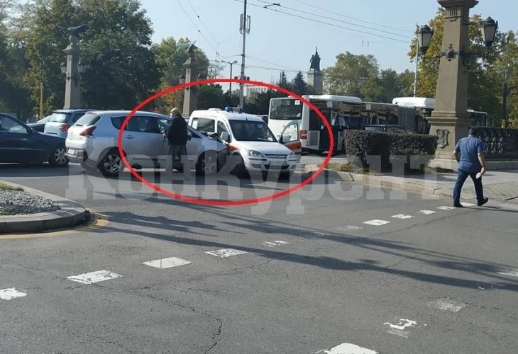 Брутална катастрофа с линейка на „Орлов мост“ в София
