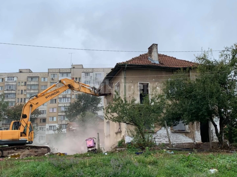 Събарят общинска къща в лошо състояние