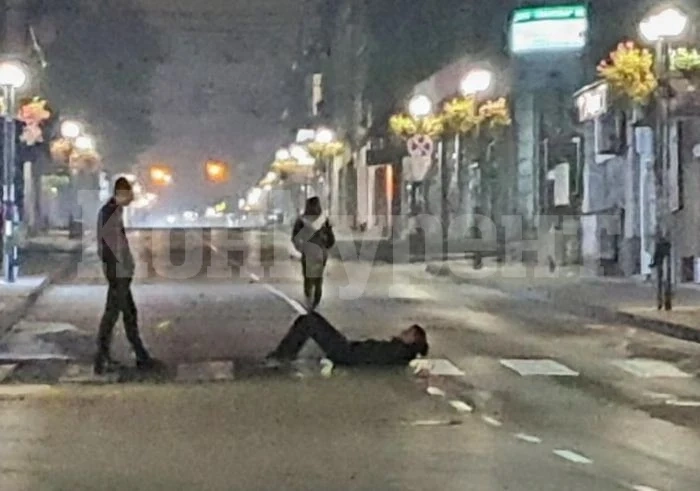 НОВА МОДА: Младежи лягат пред колите върху пешеходните пътеки