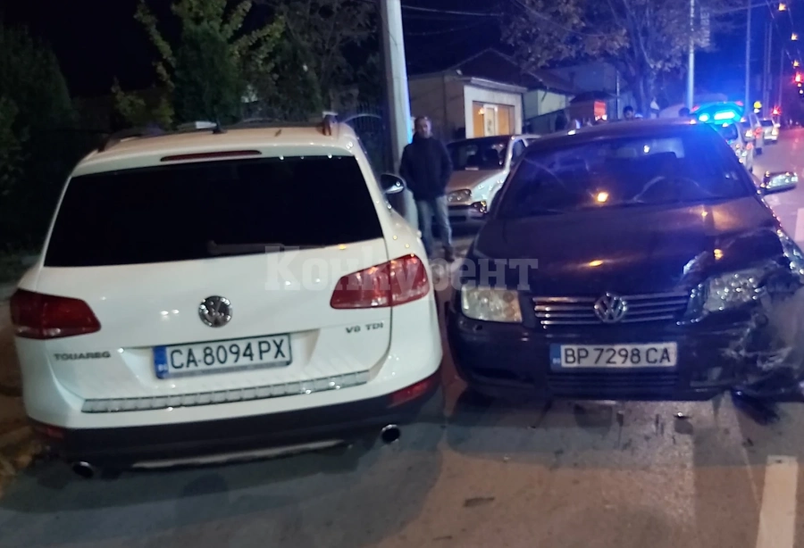 Шофьори огънаха ламарините на оживен булевард във Враца СНИМКИ
