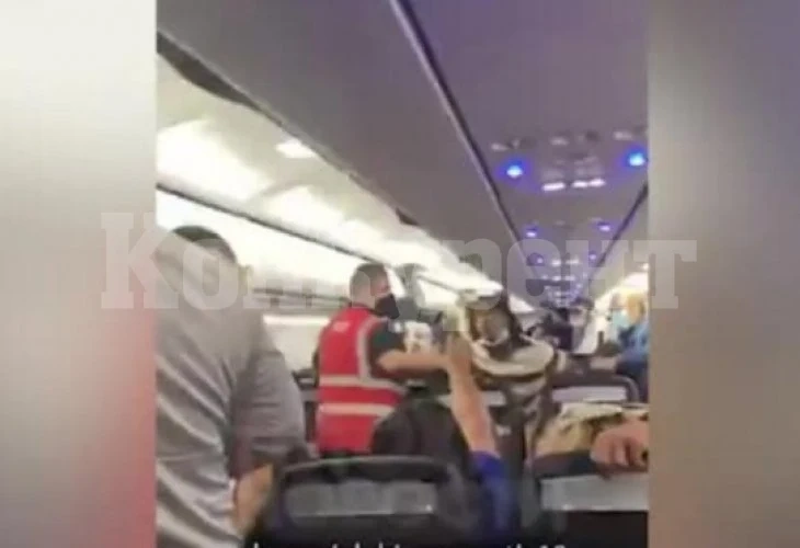 Свада: Пътник без маска провокира масово сбиване на борда на самолет ВИДЕО 18+