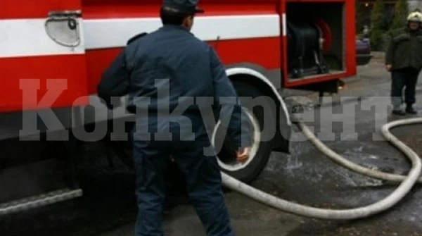 Огнеборци гасиха запалени отпадъци в изоставена сграда