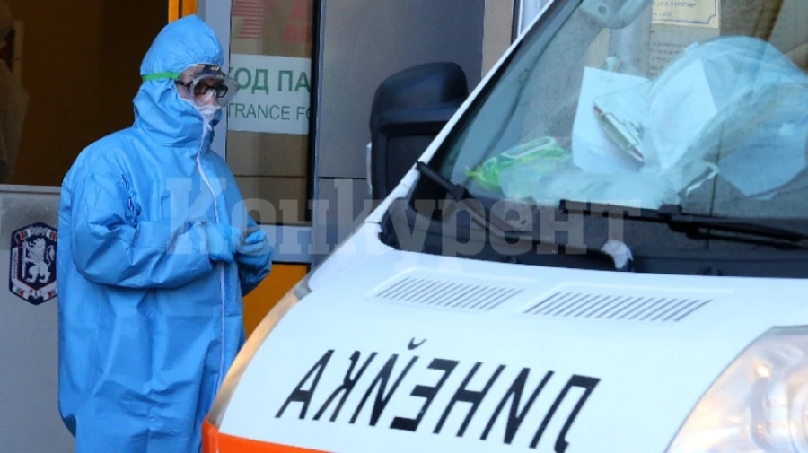 Спасители помагаха на доктори да носят жена с инсулт