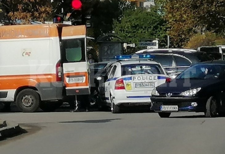Адско меле между скъпарски коли в Пловдив, хвърчат линейки и патрулки СНИМКИ