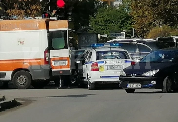 Адско меле между скъпарски коли в Пловдив, хвърчат линейки и патрулки СНИМКИ