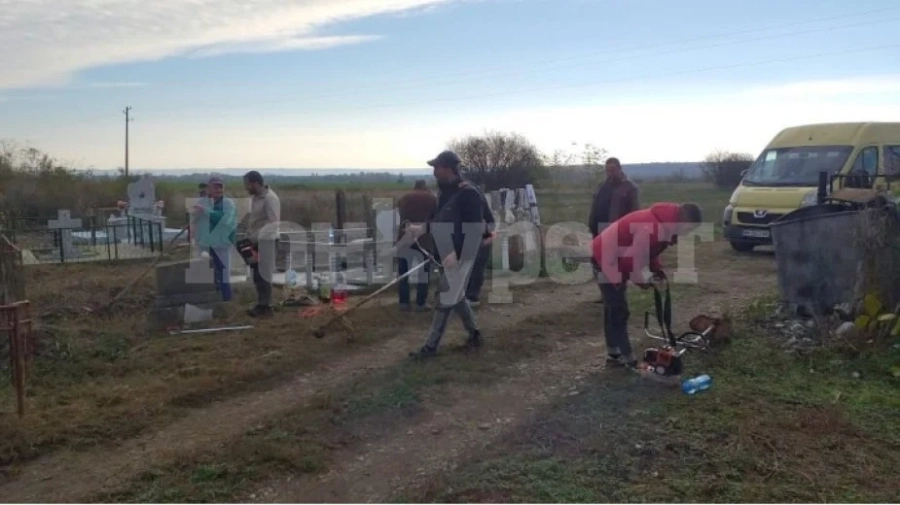 В Ружинци почистват гробищните паркове за Задушница
