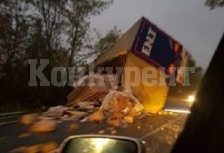 Турски ТИР направи голямо мазало на пътя Велико Търново-Русе
