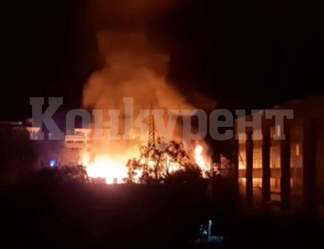 Голям пожар горя на пъпа на Варна, пламъците се виждаха от целия град ВИДЕО