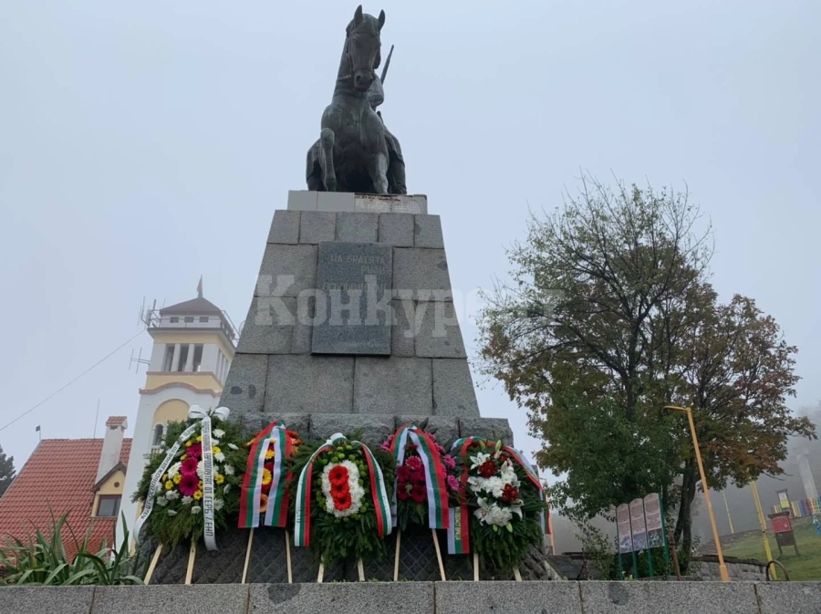 Поднесоха венци пред паметника „Вестителя на свободата“ във Враца СНИМКИ
