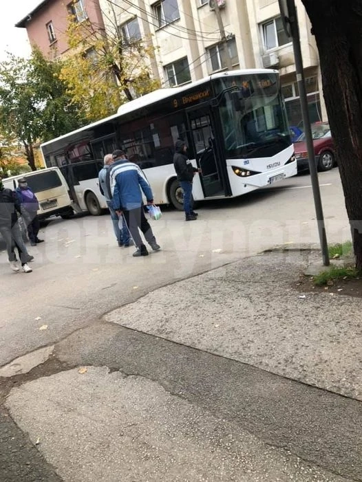 Автобус на градския транспорт и бус се удариха в центъра на Враца