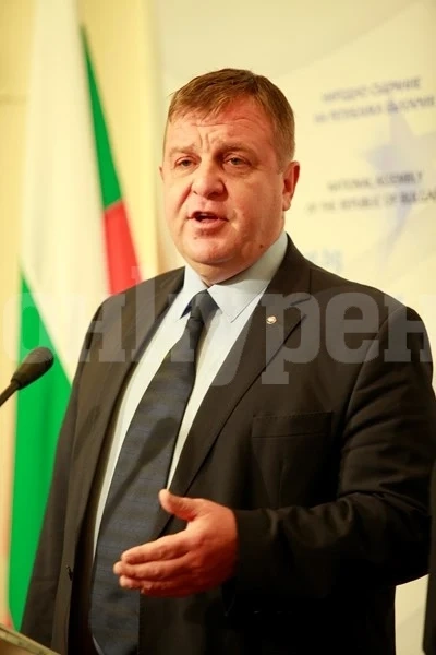 Каракачанов нареди военните да дават кръвна плазма на тежки случаи на COVID