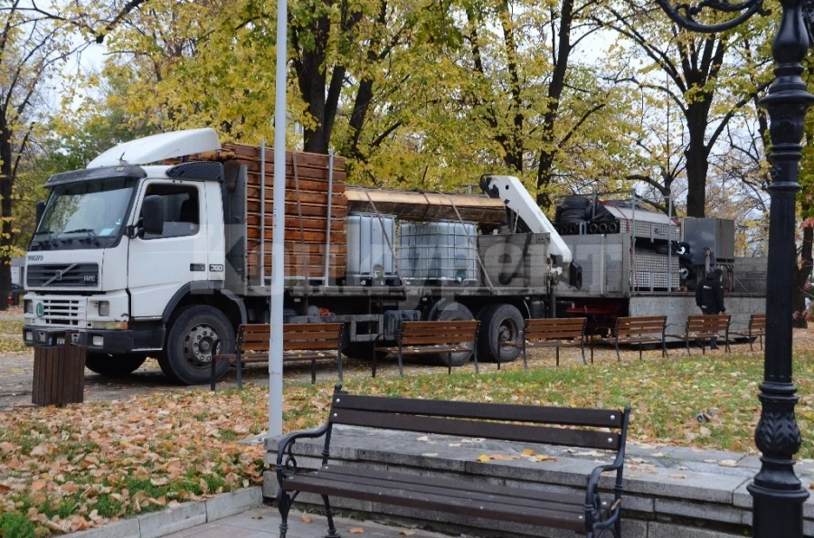 Монтират ледена пързалка във Видин СНИМКИ