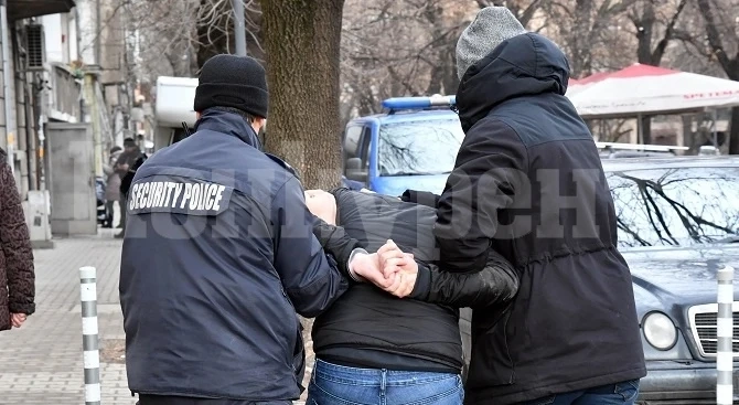 Зрелищен арест! Закопчаха дилър на дрога в търговски комплекс във Враца