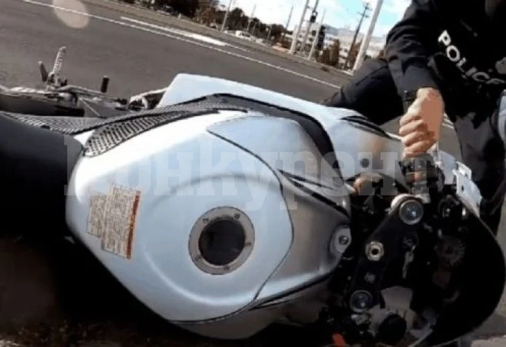 Полицай атакува мотоциклетист, после се извинява с.... пари ВИДЕО