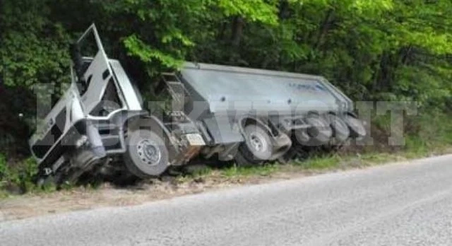 Катастрофирал камион ограничи движението край село Бела