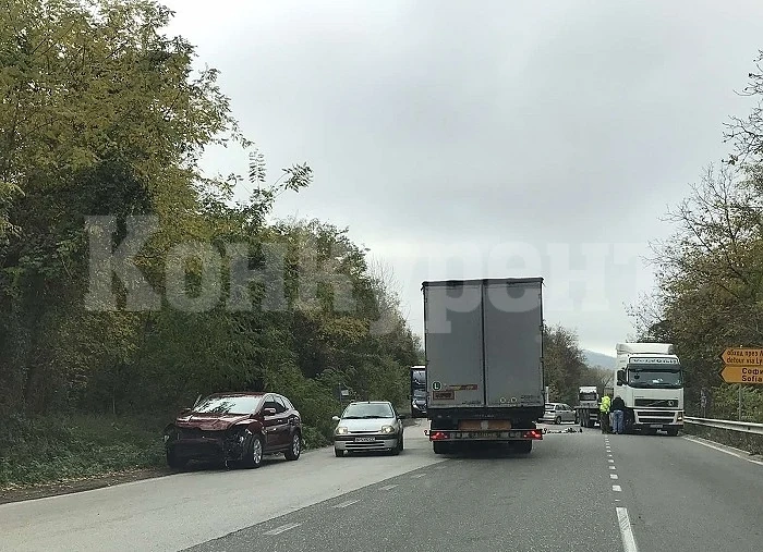 Джип и ТИР се натресоха при Ребърково СНИМКИ