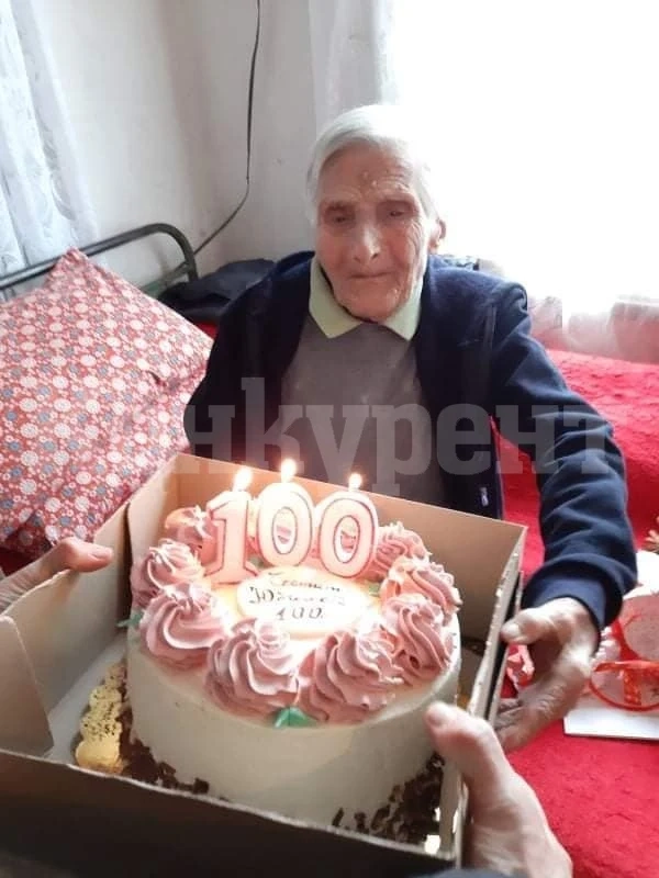 Поздравиха баба Атанаска от Бутан за 100 г. СНИМКИ