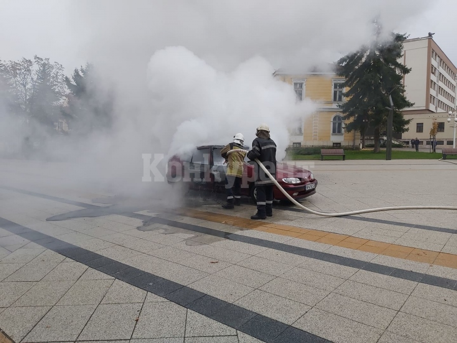 Мъж запали колата си пред Община Враца СНИМКИ