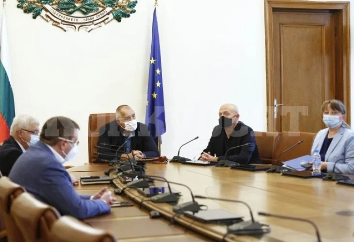Битката с COVID-19: Дончев и министри на спешно заседание при Борисов, ето какво решиха