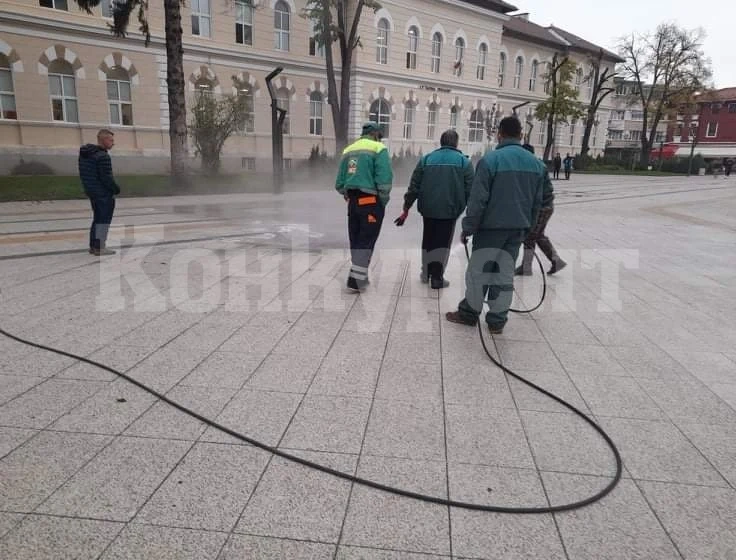 Махат плочките пред общината във Враца заради пожара от вчера СНИМКИ