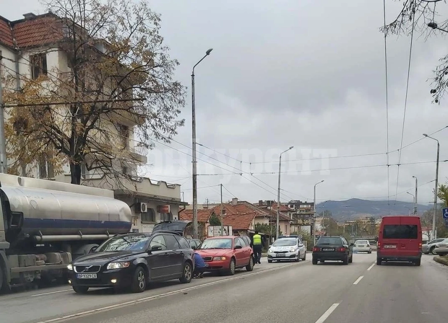 Катастрофа затрудни движението по възлов булевард във Враца СНИМКИ