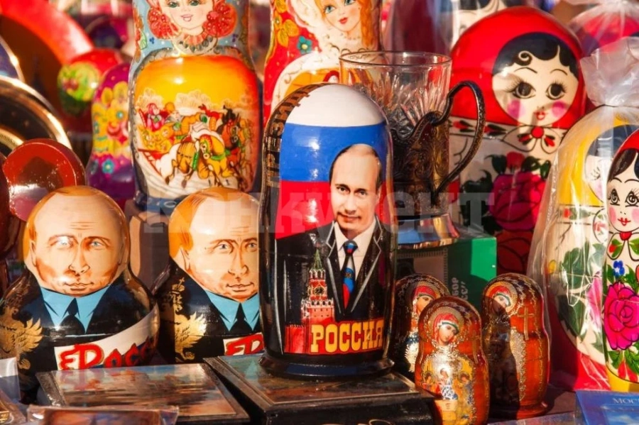 В Санкт Петербург служител скъса портрет на Путин, докладваха го в Кремъл