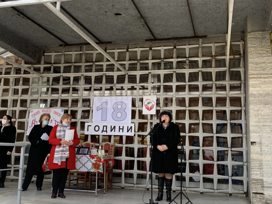 Областен упрравител „осинови“ 2-годишно момиченце