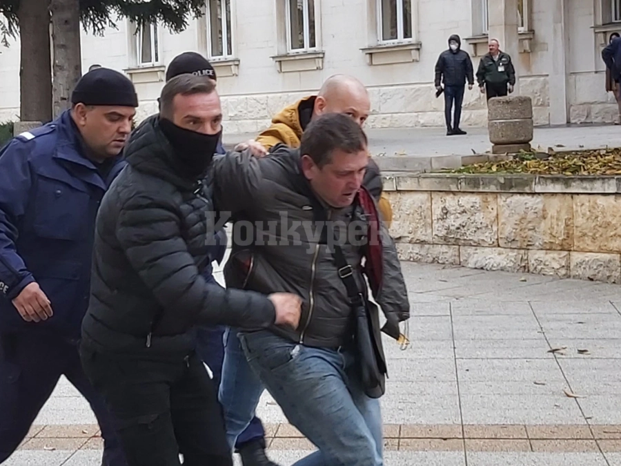 Оставиха в ареста Веселин, който подпали колата си пред община Враца