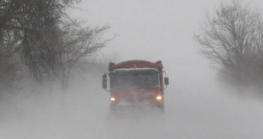 Зимата е тук! Първи сняг заваля на прохода Петрохан