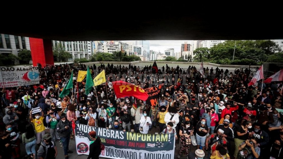 Масови протести в Бразилия след пребит до смърт чернокож