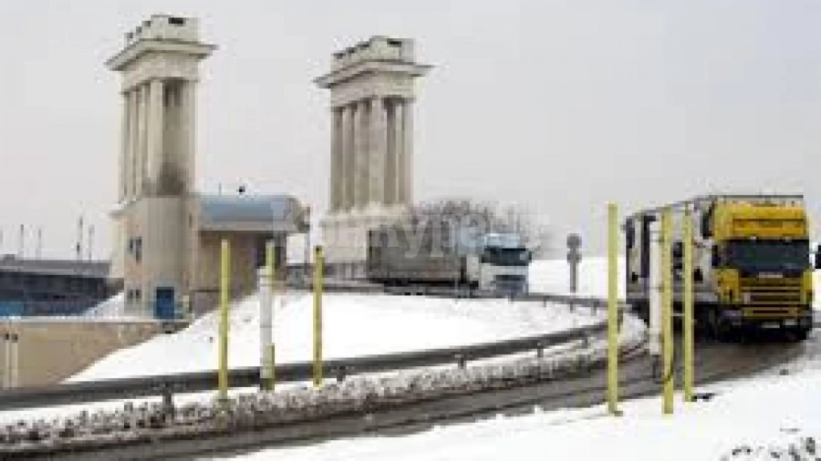 Румънска фирма ще чисти снега от Дунав мост