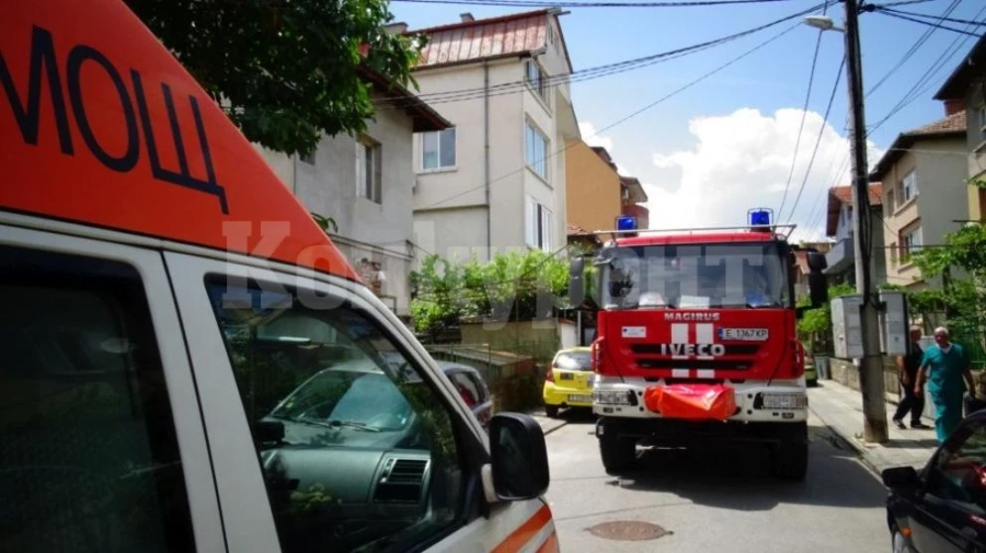 Пожарникари спасиха паднала на улицата баба